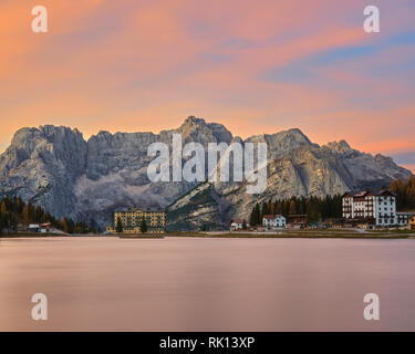 Le Groupe Sorapis et Lago di Misurina au lever du soleil, Dolomites, Padova, Veneto, Italie Banque D'Images