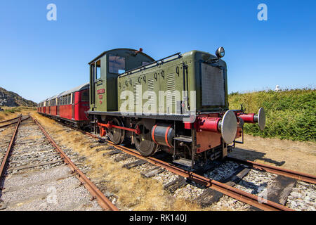 100 classe d'Elizabeth drewry loco diesel 1949 tirant moteur 3 voitures sur la ligne du Nord Alderney Channel Islands. Banque D'Images