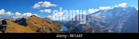 Vue panoramique sur Lado di et col Fedaia Marmolade à partir du chemin Viel del Pan, Dolomites, Trentino, en Italie. Banque D'Images