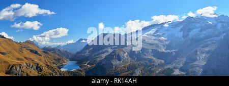 Vue panoramique sur Lado col Fedaia di depuis le sentier Viel del Pan, Dolomites, Trentino, en Italie. Banque D'Images