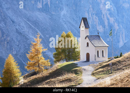 La Cappella di San Maurizio, Passo Gardena, Dolomites, Italie Banque D'Images