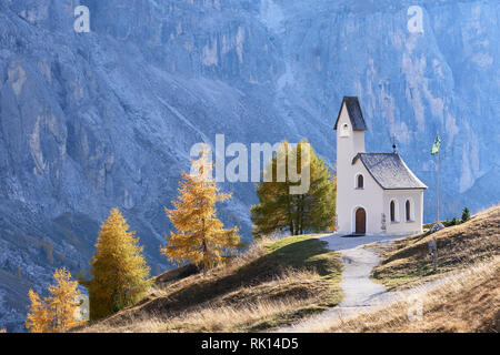 La Cappella di San Maurizio, Passo Gardena, Dolomites, Italie Banque D'Images