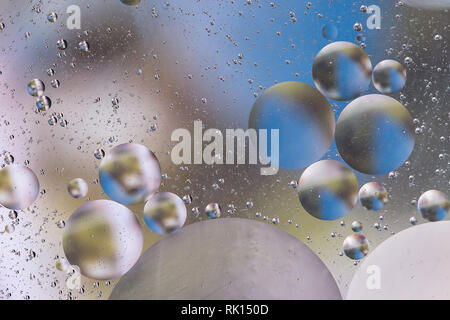 Abstract colorful Background l'huile dans l'eau présence de mousse de bulles de savon avec un plan macro close-up Banque D'Images