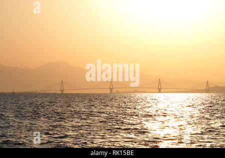 Charilaos Trikoupis (Rio - Antirrio) pont au golfe de Corinthe, au lever du soleil, Grèce Banque D'Images