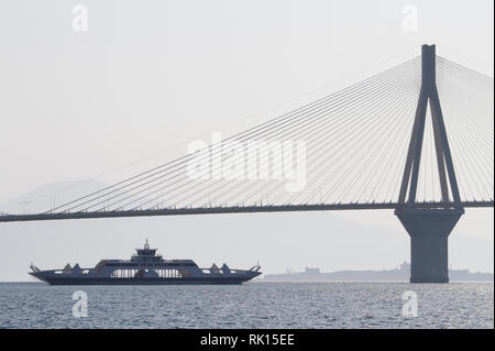 Charilaos Trikoupis (Rio - Antirrio) pont au golfe de Corinthe et de ferry, Grèce Banque D'Images