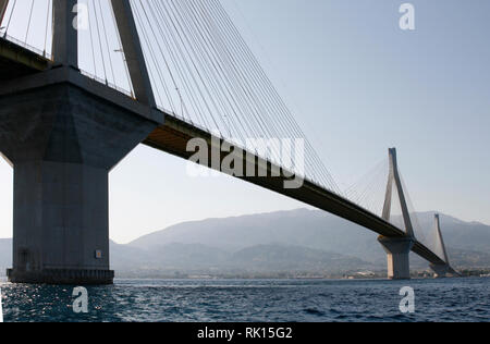 Charilaos Trikoupis (Rio - Antirrio) pont au golfe de Corinthe, par le bas, Grèce Banque D'Images