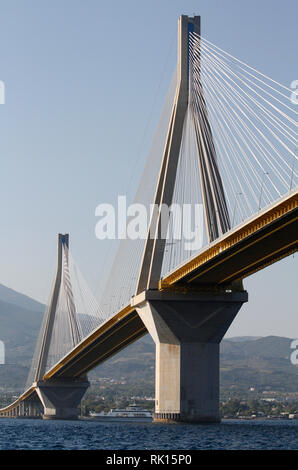 Charilaos Trikoupis (Rio - Antirrio) pont au golfe de Corinthe, par le bas, Grèce Banque D'Images