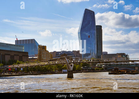 Londres, UK - 9 septembre 2018 : vue de l'un complexe de Blackfriars sur les rives de la Tamise. La passerelle du millénaire Banque D'Images