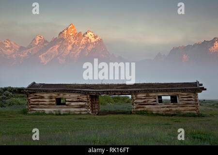 WY03345-00...WASHINGTON - Brouillard lever du soleil sur les Tetons vue depuis le site historique de Cunningham à Grand Teton National Park. Banque D'Images