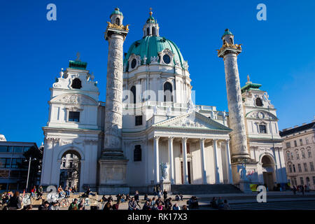 Vienne, AUTRICHE - Avril 2018 : les touristes et les habitants à l'église de Saint Charles situé sur le côté sud de la Karlsplatz à Vienne construit sur 1737 Banque D'Images