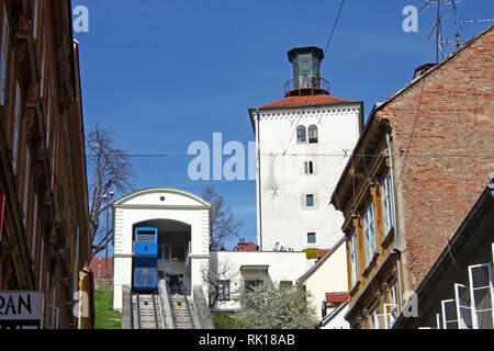 ZAGREB, CROATIE - Mars 21, 2014 : Zagreb, funiculaire reliant la rue Ilica avec promenade Strossmayer, et la tour Lotrscak Banque D'Images