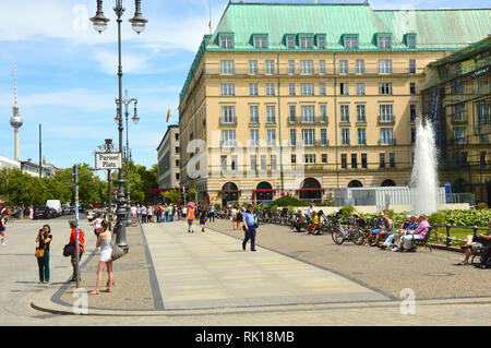 BERLIN, ALLEMAGNE - 21 juin 2017 : Pariser Platz de Berlin, Allemagne Banque D'Images