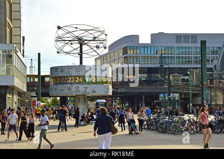 BERLIN, ALLEMAGNE - 21 juin 2017 : les gens de la place Alexanderplatz de Berlin avec le Weltzeituhr (World Time Clock). L'Alexanderplatz est aussi un important Banque D'Images