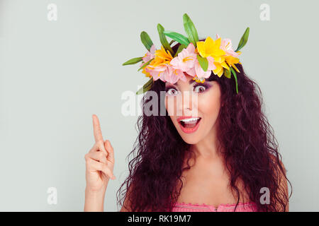 Closeup portrait excité intelligente jeune femme qui vient de l'idée aha. Hispanique hispanic latina colombien modèle dans la couronne de fleurs sur la tête, b Banque D'Images