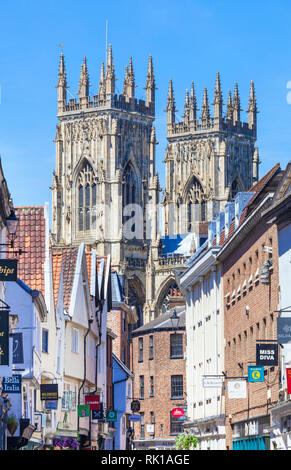 York Minster et boutiques sur Low Petergate York Yorkshire Angleterre go uk Europe Banque D'Images