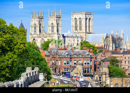 La cathédrale de York et d'une partie de l'enceinte historique de la ville le long de la route de la station York Angleterre Yorkshire Angleterre go uk Europe Banque D'Images