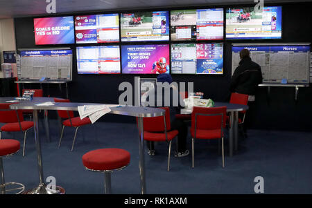 Les parieurs de courses de regarder autour de l'Europe sur les écrans de télévision, à un magasin de Betfred à Nottingham. Banque D'Images