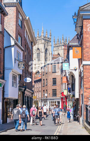 York Minster et boutiques sur Low Petergate York Yorkshire Angleterre go uk Europe Banque D'Images