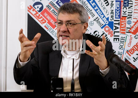 Rome, Italie. Le 08 février, 2019. Maurizio Landini, secrétaire du syndicat CGIL, assiste à une conférence de presse à l'Association de la presse étrangère à Rome, Italie le 08 février, 2019. CGIL, CISL et UIL (Italie) les grands syndicats prendront part à une manifestation nationale, fixée au 9 février, pour protester contre la politique économique du gouvernement italien. Credit : Giuseppe Ciccia/Pacific Press/Alamy Live News Banque D'Images