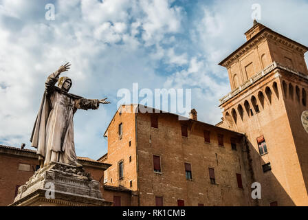 Monument à Girolamo Savanarola, célèbre moine et réformateur, avec vue sur Château d'Este à Ferrare, Italie Banque D'Images