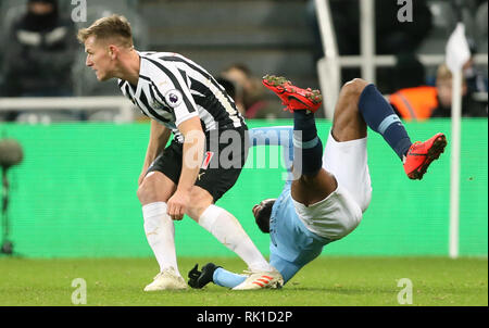 Le Newcastle United Matt Ritchie (à gauche) et Manchester City's Raheem Sterling entrent en collision Banque D'Images