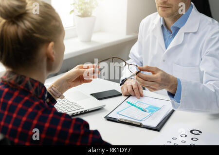 Optométriste donne aux nouveaux verres optiques pour patient femme Banque D'Images