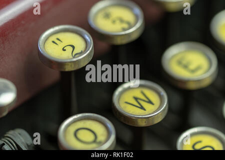 Un gros plan de la touche 2 d'une antique machine à écrire. Banque D'Images