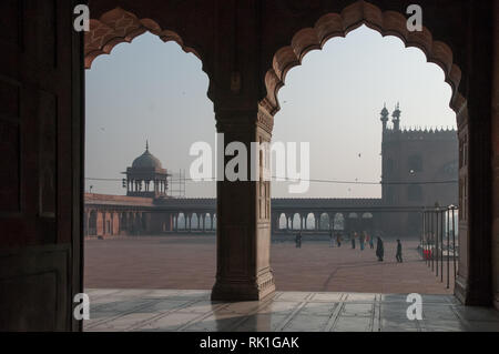 La cour intérieure de la mosquée Jama Masjid dans Old Delhi. La mosquée a été achevée en 1656 et est la plus importante de toutes les mosquées de l'empire Moghol. Banque D'Images