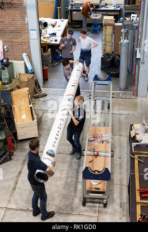 Les étudiants en génie aérospatial de l'Université technique de Delft à travailler sur leur fusée, le Stratos III Banque D'Images