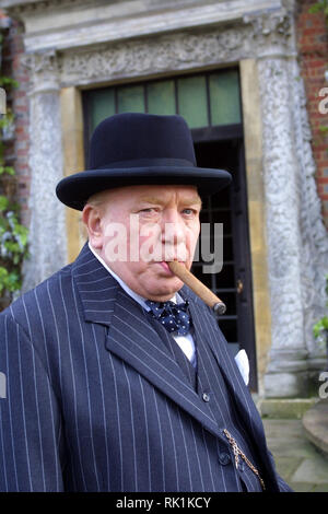 Apr 27, 2002 ; Hollywood, CA, USA ; Albert Finney comme Winston Churchill dans le drame ''The Gathering Storm'' réalisé par Richard Loncraine. (Crédit Image : © Gracieuseté de HBO/photos) Banque D'Images