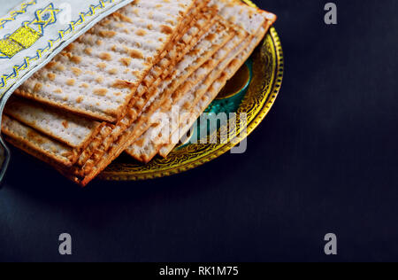 Close up of concept juive de Pâque matsoth et le tallit substitut de pain sur la pâque juive vacances. Banque D'Images