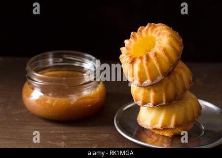 Avec les gâteaux à la crème caramel dans un petit pot Banque D'Images