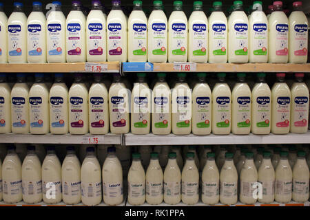 Bouteille de lait en plastique les contenants exposés au cabinet le supermarché, Espagne Banque D'Images