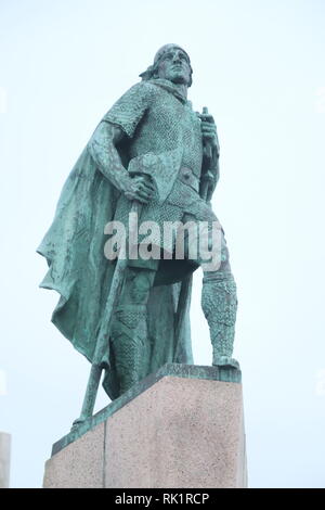 VOR der Hallgrimskirkja steht die Statue von Leif Eriksson. Banque D'Images