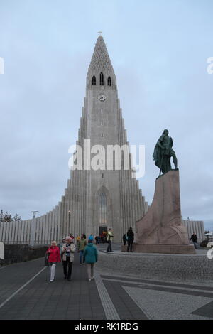 VOR der Hallgrimskirkja steht die Statue von Leif Eriksson. Banque D'Images