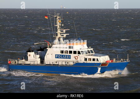 Le bateau de police Bürgermeister Brauer patrouille sur 2 Janvier 2019 sur l'Elbe à l'apogée de Cuxhaven. Banque D'Images