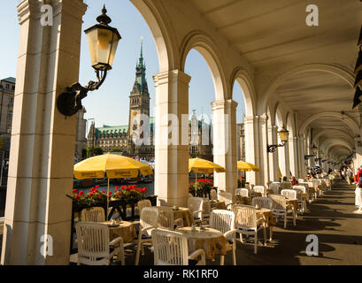 Hambourg, Allemagne ; Vue de l'hôtel de ville (Rathaus) de l'Arcade Alster Banque D'Images