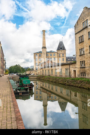 Le canal qui traverse restauré Stroudwater Ebley Mills, Stroud, Angleterre Banque D'Images