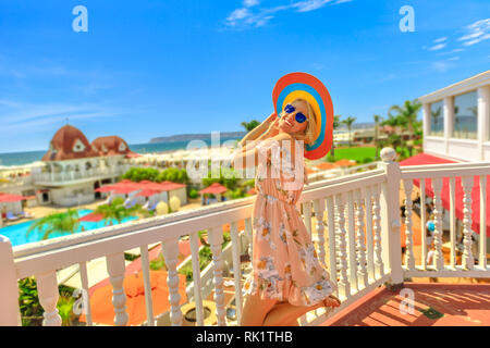 Vie heureuse femme touristiques tout en profitant d''un balcon de l'hôtel de luxe en bord de mer à l'île Coronado, à San Diego. Vacances d'été en Californie. Aerial Banque D'Images