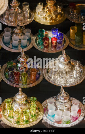 Marrakech, théières à vendre dans la médina. Banque D'Images