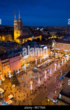 ZAGREB - La place principale de la ville avec la statue de Ban Josip Jelačić et la cathédrale vue depuis le pont d'observation de 360 degrés. Banque D'Images