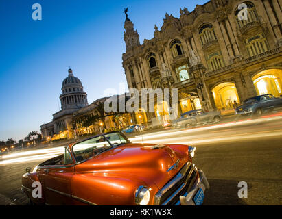 La Havane, Cuba ; Gran Teatro et El Capitolio au crépuscule Banque D'Images