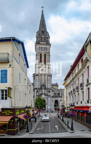 Lourdes, France ; Août 2013 : vue sur le clocher de l'église paroissiale de Lourdes Banque D'Images