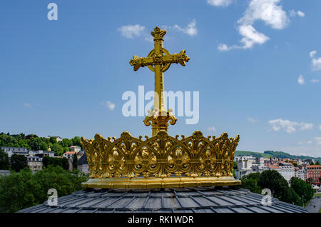 Lourdes, France ; Août 2013 : vue sur la croix chrétienne dans le sanctuaire de Notre Dame de Lourdes Banque D'Images