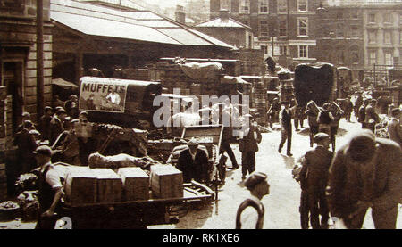 Une vue photographique de la partie de Covent Garden (marché de fruits et légumes) vers 1930 , Londres, Angleterre (à l'origine, il a servi comme le jardin du couvent de Saint Pierre, d'où son nom antérieur de couvent marché). Dans le milieu du 17ème siècle les ananas ont été cultivées avec succès ici et pour une fois l'ananas a été adopté comme symbole de Covent Garden Market Banque D'Images