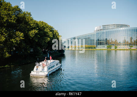 STRASBOURG, FRANCE - Sep 12, 2018 : Le bateau sur l'Ill canal au pied du bâtiment du parlement européen à Strasbourg Banque D'Images