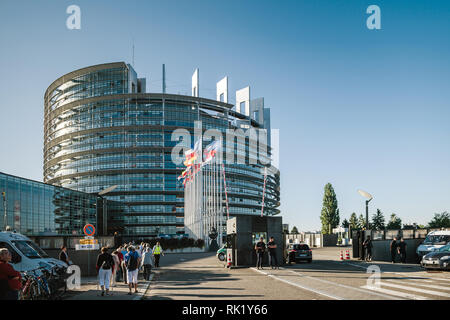 STRASBOURG, FRANCE - Sep 12, 2018 : Horizontal image de gens allant au travail tôt le matin, le Parlement européen à Strasbourg Banque D'Images