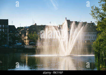 STRASBOURG, FRANCE - Sep 12, 2018 : Vue de la fontaine tôt le matin sur le canal des faux Remparts à Strasbourg Banque D'Images