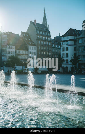 STRASBOURG, FRANCE - Sep 12, 2018 : le centre-ville de Strasbourg matin fontaine architecture française - ton bleu Banque D'Images