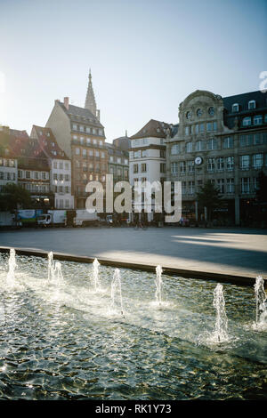 STRASBOURG, FRANCE - Sep 12, 2018 : Le matin, le centre-ville de Strasbourg avec fontaine et bâtiments alsacien dans l'arrière-plan Banque D'Images